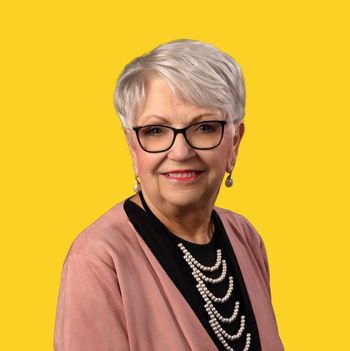 Portrait of Linda Ray, Broker/Agent.